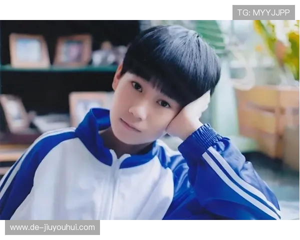 张真源踢足球意外被球砸中瞬间受伤 现场画面令人担忧